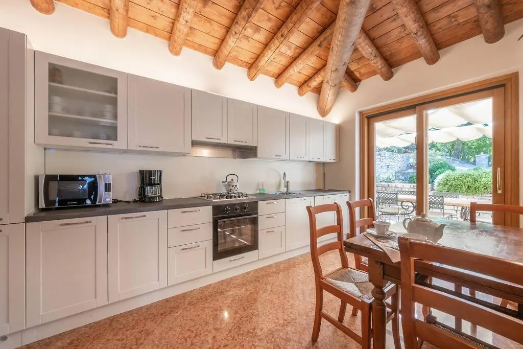 Villa Manerba: Vista Lago E Piscina Privata 스피아찌 디 카프리노 이탈리아